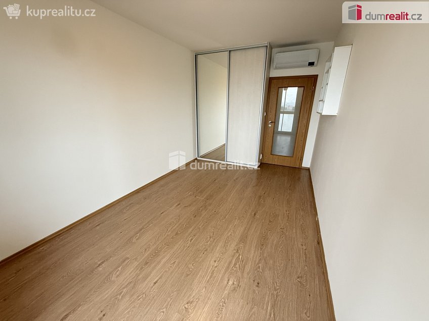 Pronájem bytu 3+kk 70 m^2 Březenská, Praha 8 