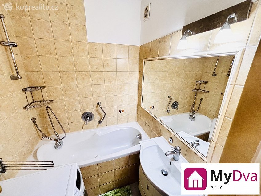 Prodej bytu 3+1 70 m^2 U Lesíka 3539, Znojmo 