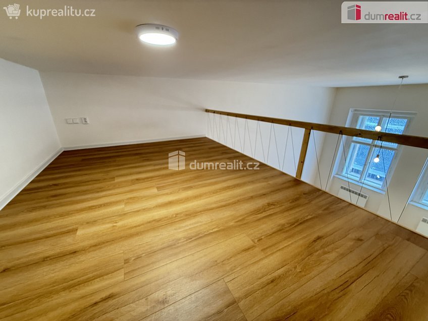 Pronájem bytu 1+kk 48 m^2 Na Valentince, Praha 5 