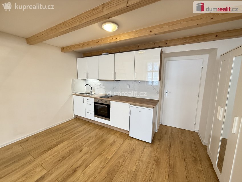 Pronájem bytu 1+kk 48 m^2 Na Valentince, Praha 5 