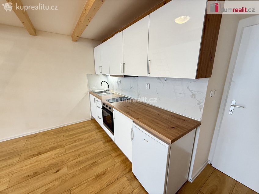 Pronájem bytu 1+kk 48 m^2 Na Valentince, Praha 5 