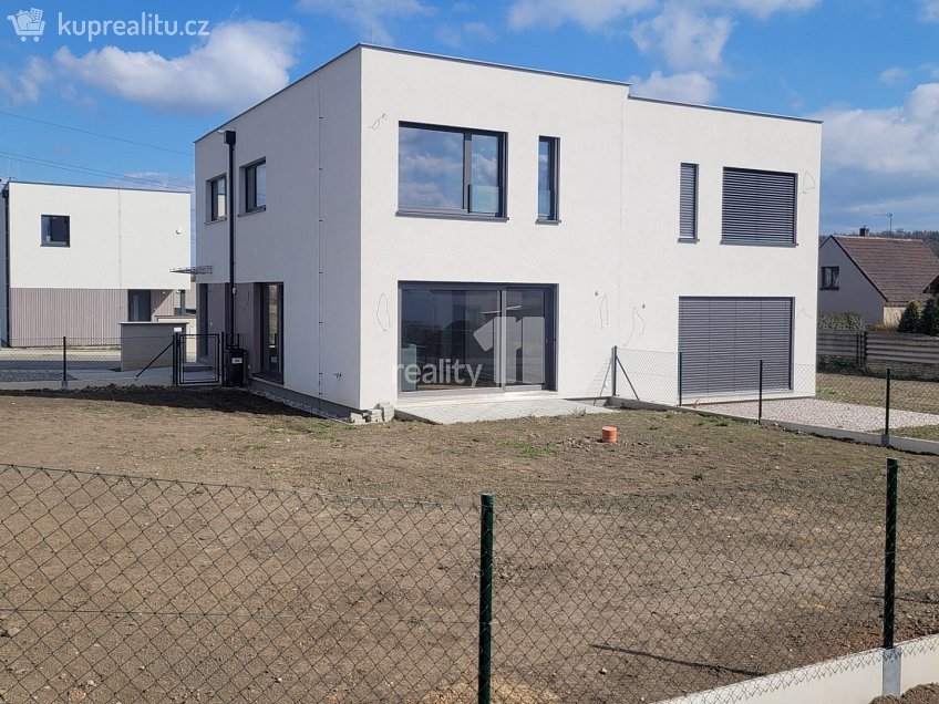 Pronájem  rodinného domu 119 m^2 Pechlátova, Kladno 