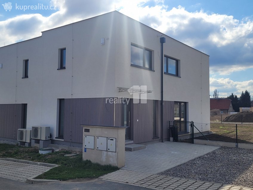 Pronájem  rodinného domu 119 m^2 Pechlátova, Kladno 