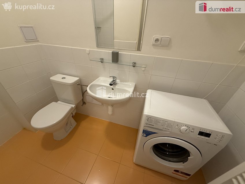 Pronájem bytu 1+kk 30 m^2 Moulíkova, Praha 5 