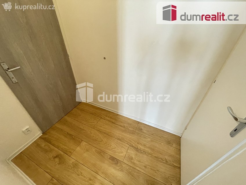 Pronájem bytu 1+kk 45 m^2 Na Valentince, Praha 5 