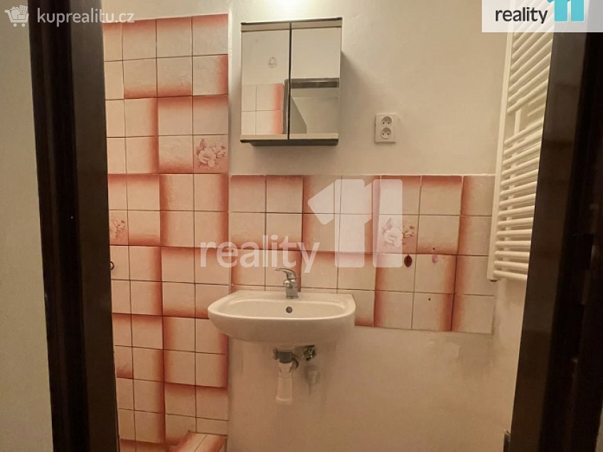 Pronájem bytu 2+kk 46 m^2 tř. 1. máje, Dobřany 