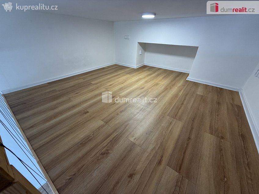 Pronájem bytu 1+kk 35 m^2 Na Valentince, Praha 5 