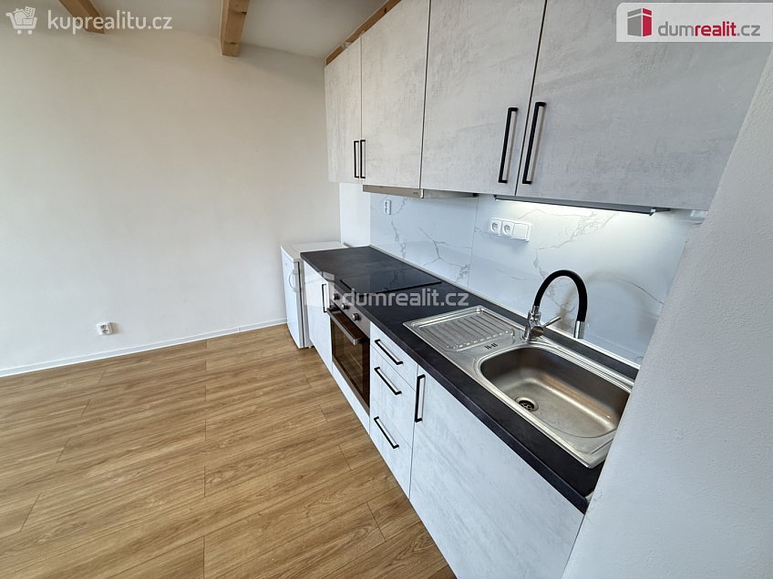 Pronájem bytu 1+kk 35 m^2 Na Valentince, Praha 5 