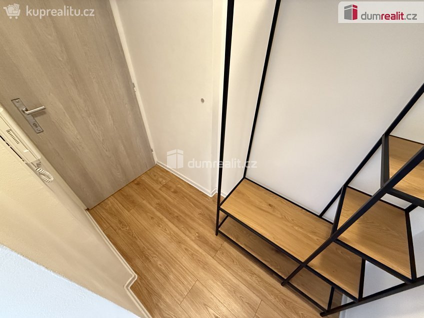 Pronájem bytu 1+kk 35 m^2 Na Valentince, Praha 5 