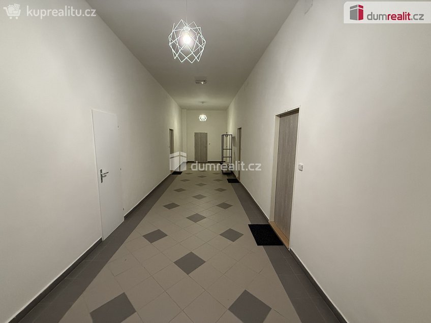Pronájem bytu 1+kk 35 m^2 Na Valentince, Praha 5 
