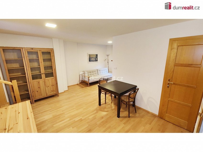 Pronájem bytu 4+1 131 m^2 Zúžená, Praha 6 