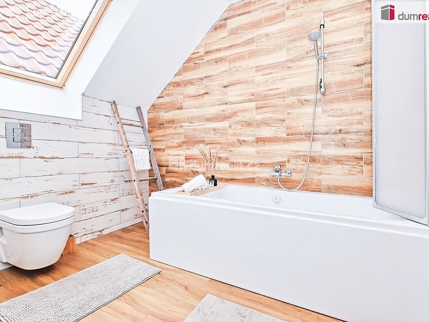 Prodej  rodinného domu 210 m^2 Hostín, Hostín 