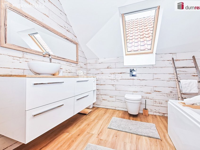 Prodej  rodinného domu 210 m^2 Hostín, Hostín 