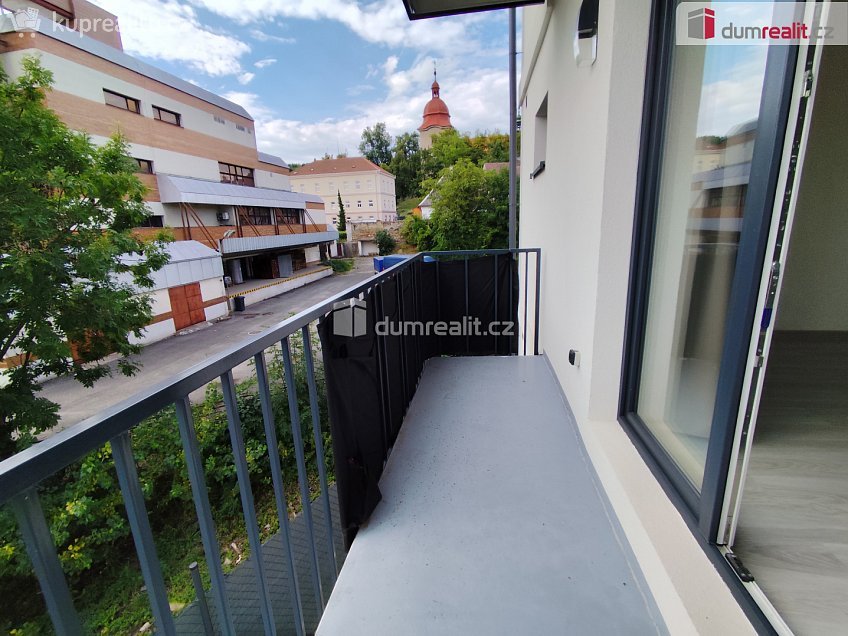 Pronájem bytu 1+kk 28 m^2 Na Hložku, Dobrovice 