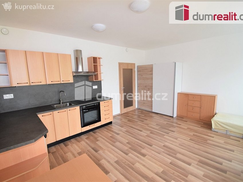 Pronájem bytu 1+kk 36 m^2 Ke kříži, Praha 22 