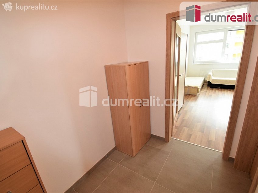Pronájem bytu 1+kk 36 m^2 Ke kříži, Praha 22 