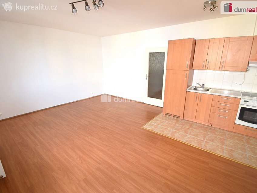 Pronájem bytu 1+kk 36 m^2 Zlonická, Praha 18 