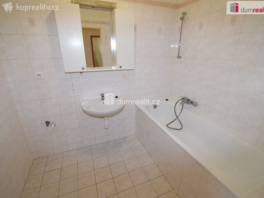 Pronájem bytu 1+kk 36 m^2 Zlonická, Praha 18 