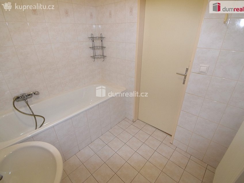 Pronájem bytu 1+kk 36 m^2 Zlonická, Praha 18 