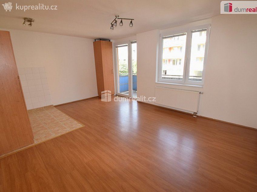 Pronájem bytu 1+kk 36 m^2 Zlonická, Praha 18 