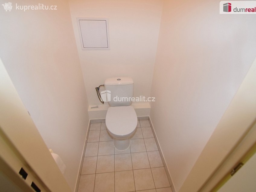Pronájem bytu 1+kk 36 m^2 Zlonická, Praha 18 