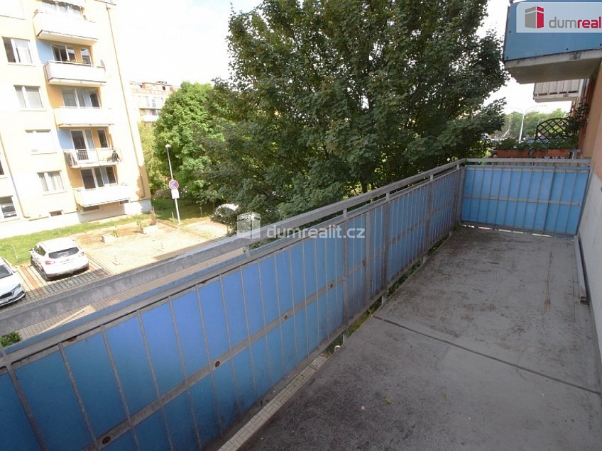 Pronájem bytu 1+kk 36 m^2 Zlonická, Praha 18 