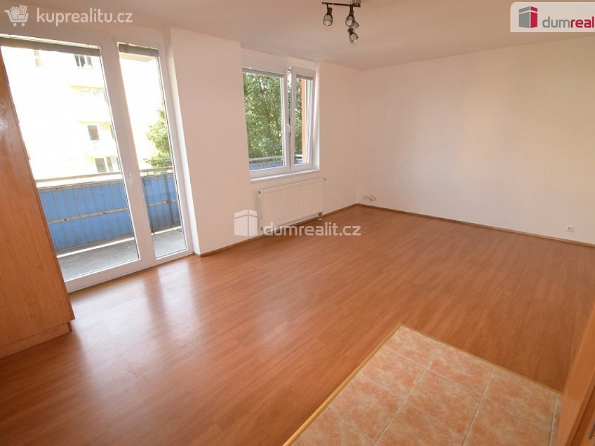 Pronájem bytu 1+kk 36 m^2 Zlonická, Praha 18 