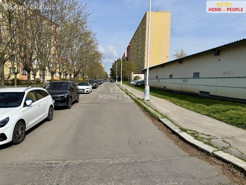 Pronájem  garáže 19 m^2 Pšenčíkova, Praha 12 