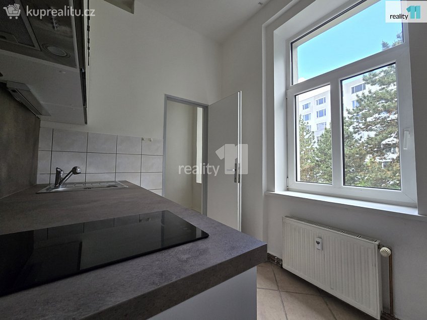 Pronájem bytu 3+1 75 m^2 Na Pankráci, Praha 4 