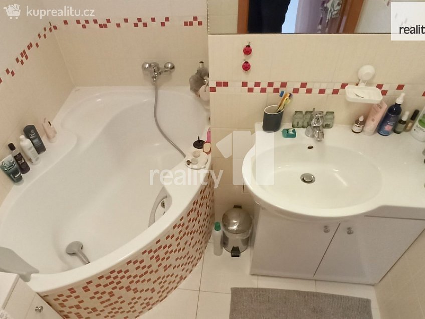 Pronájem bytu 2+kk 77 m^2 Osadní, Praha 7 