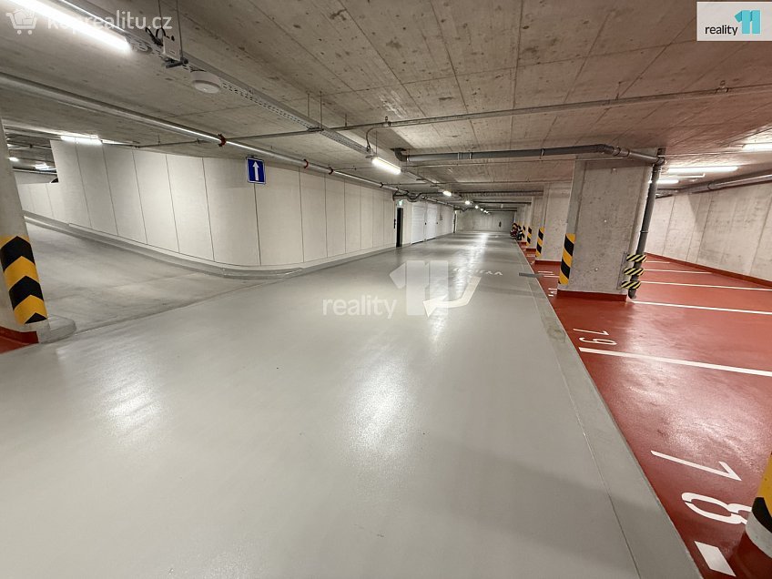 Pronájem  garáže 13 m^2 Zimova, Praha 12 