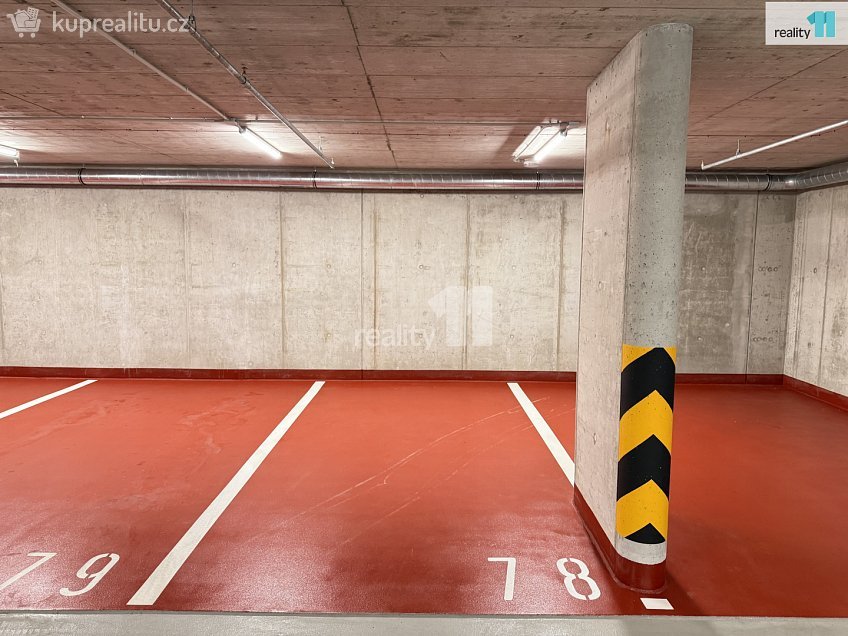 Pronájem  garáže 13 m^2 Zimova, Praha 12 