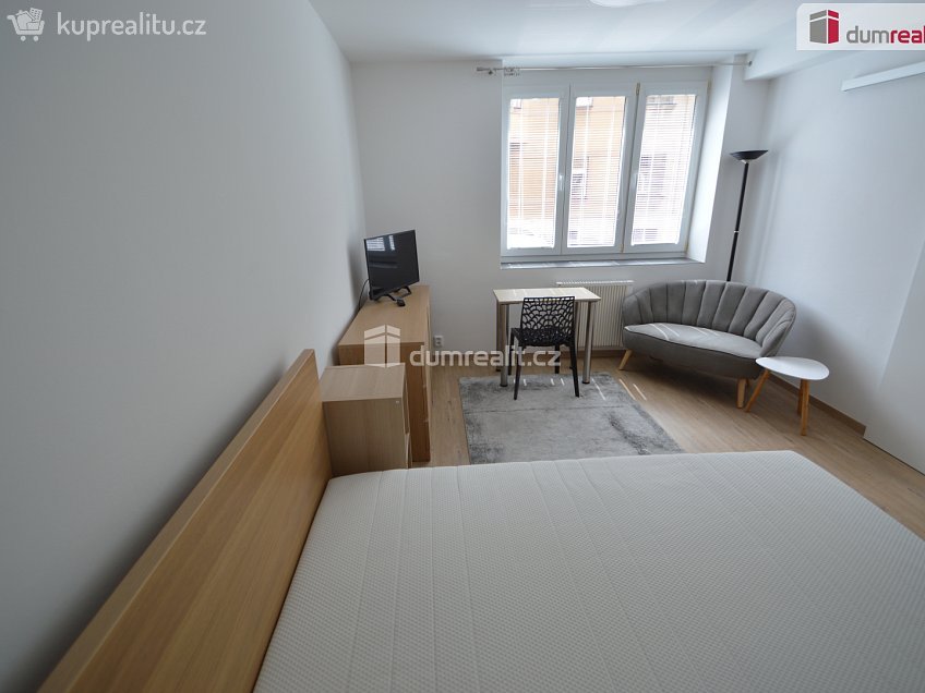 Pronájem bytu 1+1 35 m^2 Podhorská, Praha 5 