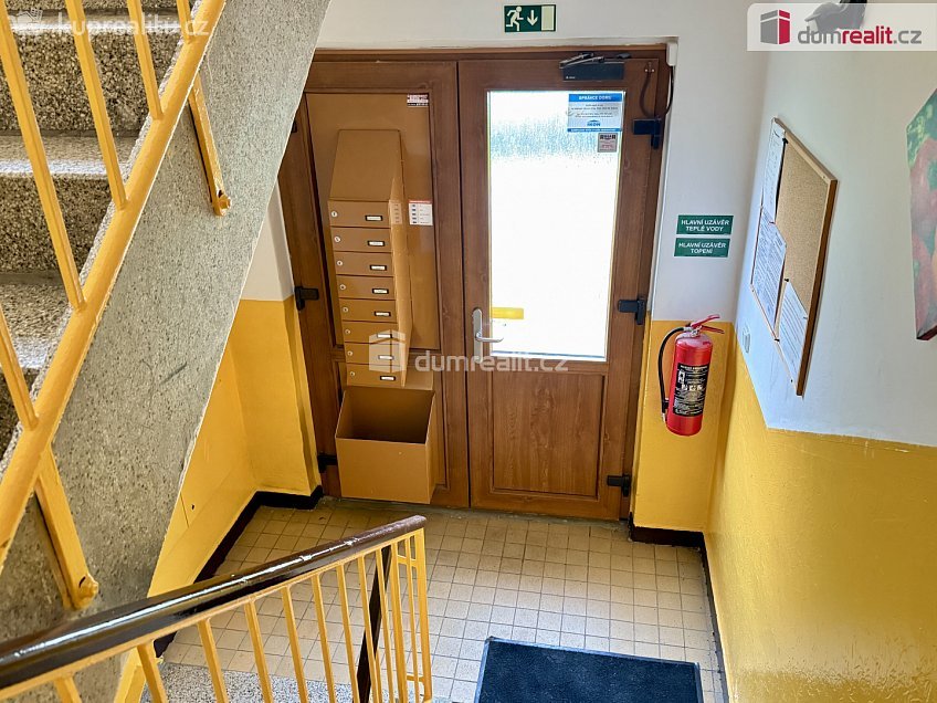 Prodej bytu 2+1 65 m^2 Ostrov, Ostrov 