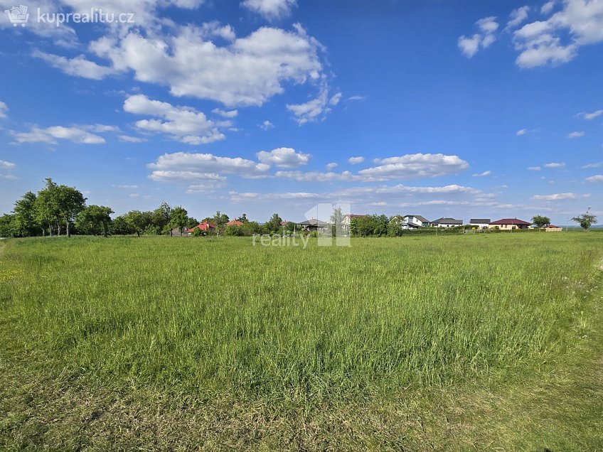 Prodej  stavebního pozemku 7185 m^2 Močovice, Močovice 