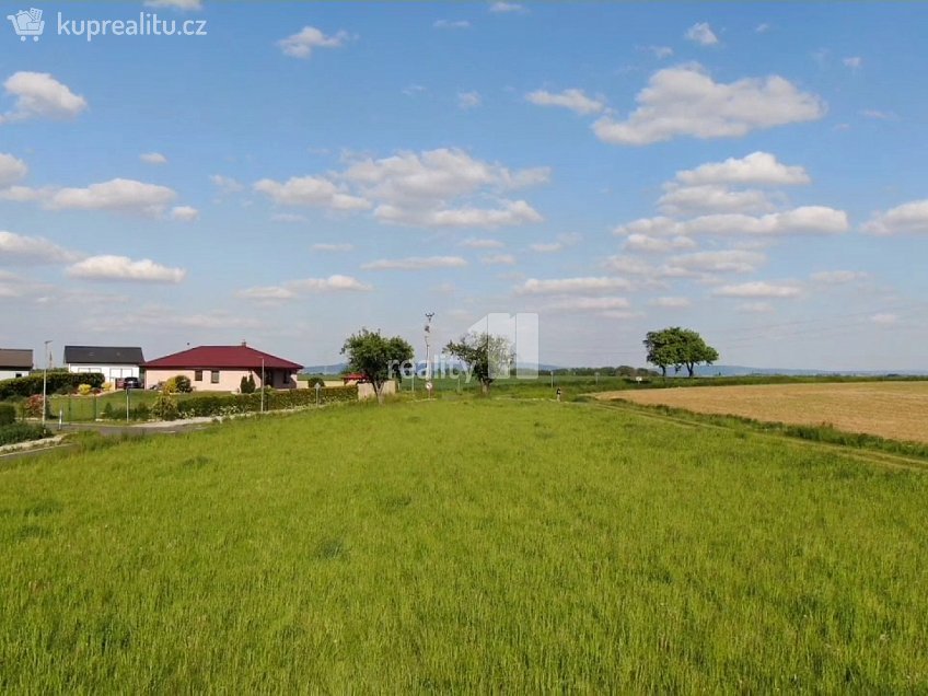 Prodej  stavebního pozemku 7185 m^2 Močovice, Močovice 