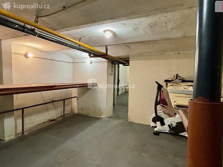 Pronájem  obchodních prostor 276 m^2 Vítězná, Karlovy Vary 