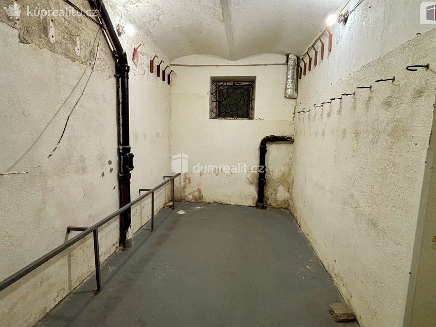 Pronájem  obchodních prostor 276 m^2 Vítězná, Karlovy Vary 