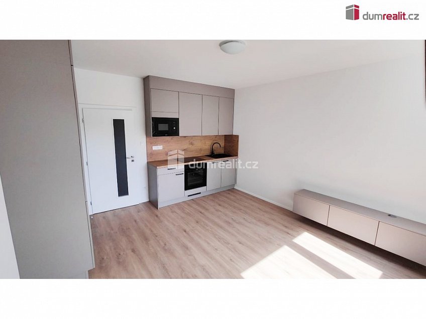 Pronájem bytu 1+kk 30 m^2 Nad Kolčavkou, Praha 9 