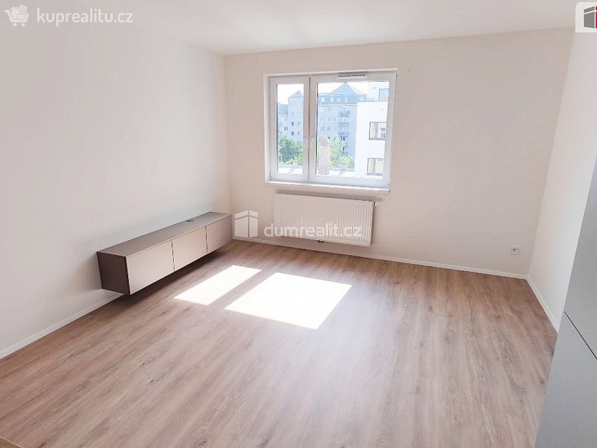Pronájem bytu 1+kk 30 m^2 Nad Kolčavkou, Praha 9 