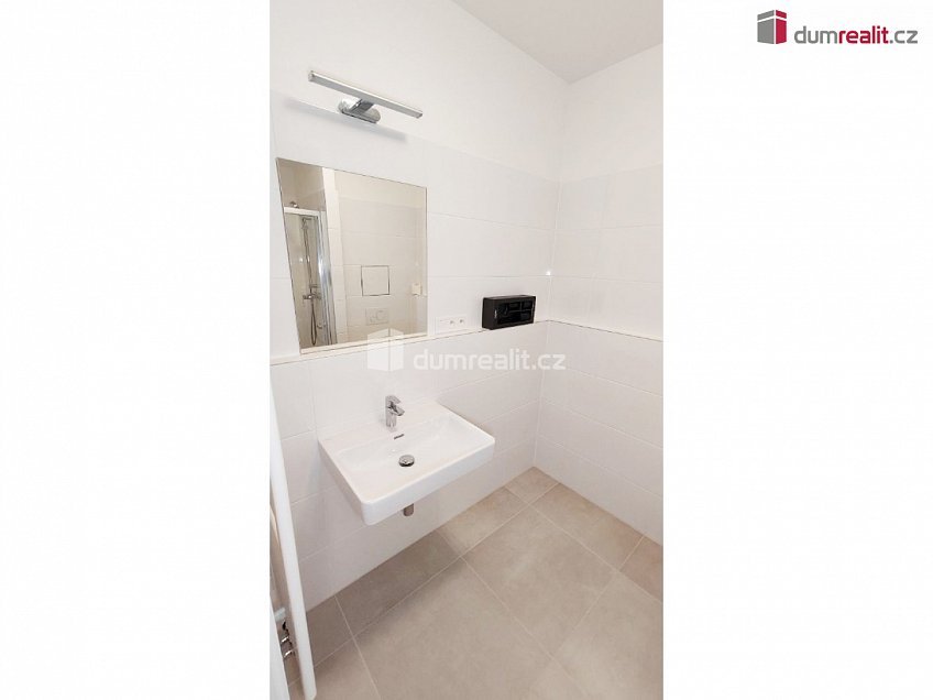 Pronájem bytu 1+kk 30 m^2 Nad Kolčavkou, Praha 9 