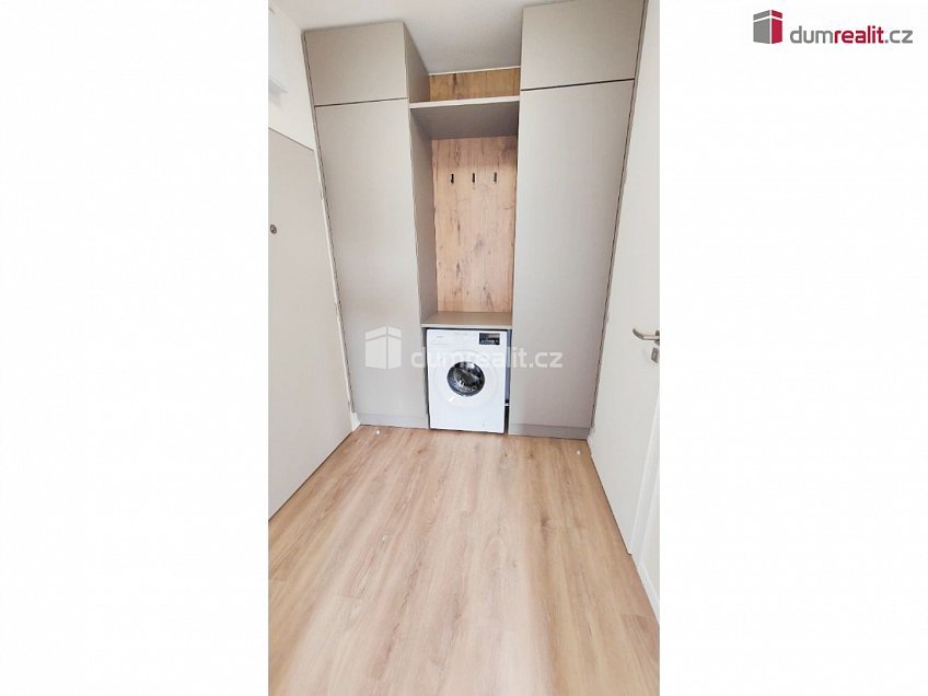 Pronájem bytu 1+kk 30 m^2 Nad Kolčavkou, Praha 9 