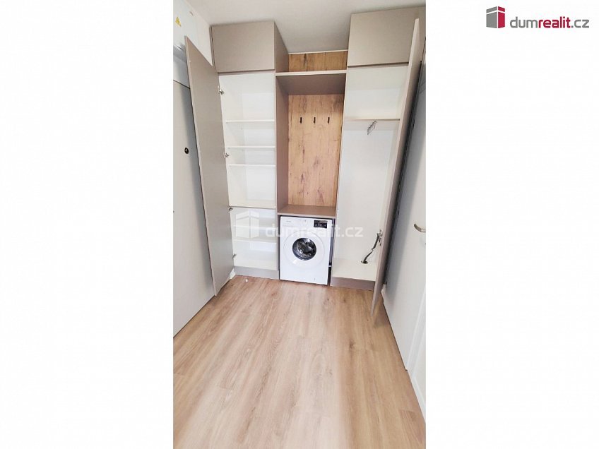 Pronájem bytu 1+kk 30 m^2 Nad Kolčavkou, Praha 9 