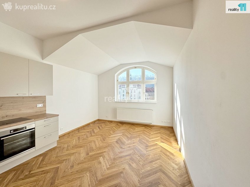 Pronájem bytu 3+kk 82 m^2 Křižíkova, Praha 8 