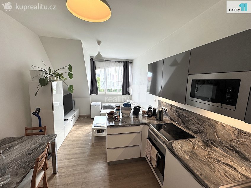 Pronájem bytu 2+kk 48 m^2 Lyčkovo náměstí, Praha 8 