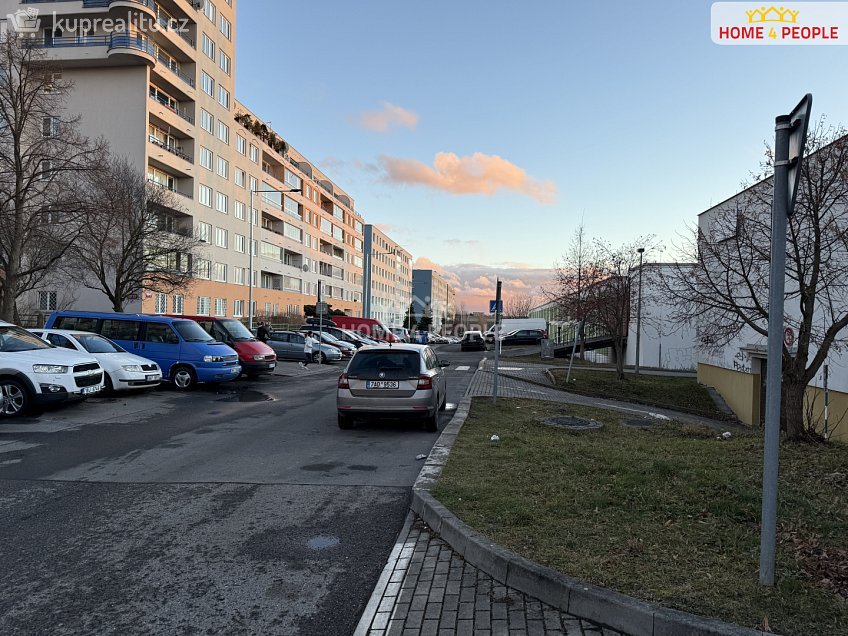 Pronájem  garáže 18 m^2 Bašteckého, Praha 13 