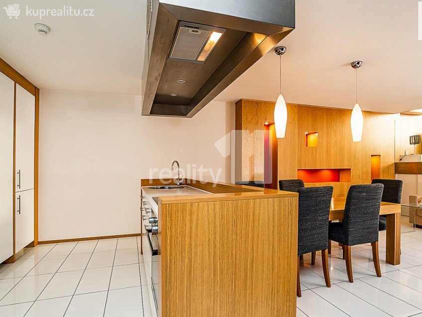 Pronájem bytu 2+kk 104 m^2 Senovážné náměstí, Praha 1 