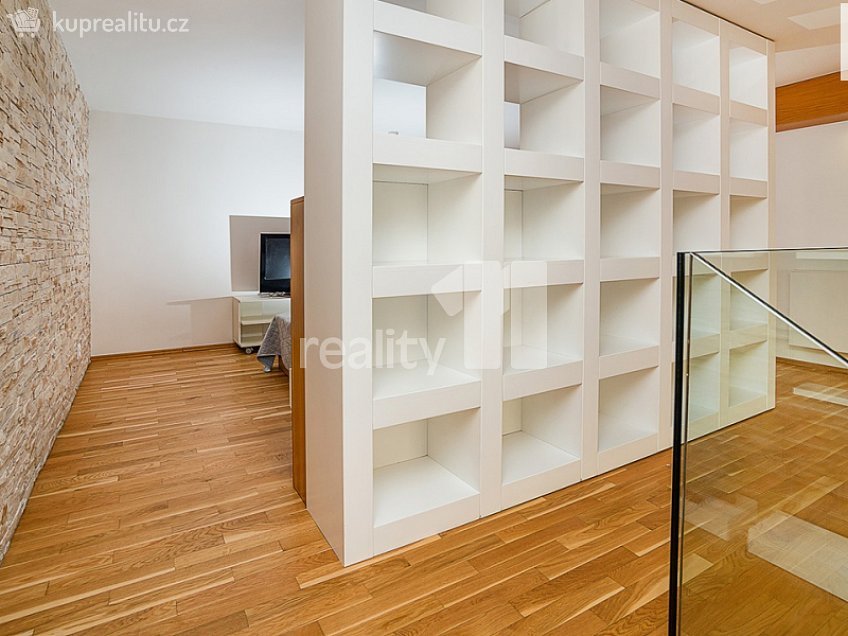 Pronájem bytu 2+kk 104 m^2 Senovážné náměstí, Praha 1 