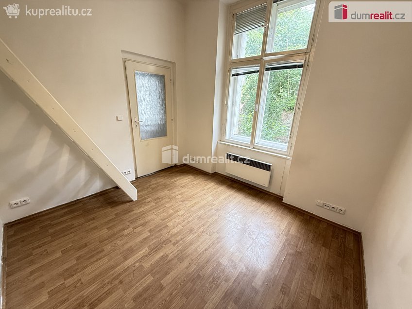 Pronájem bytu 2+kk 35 m^2 Kmochova, Praha 5 