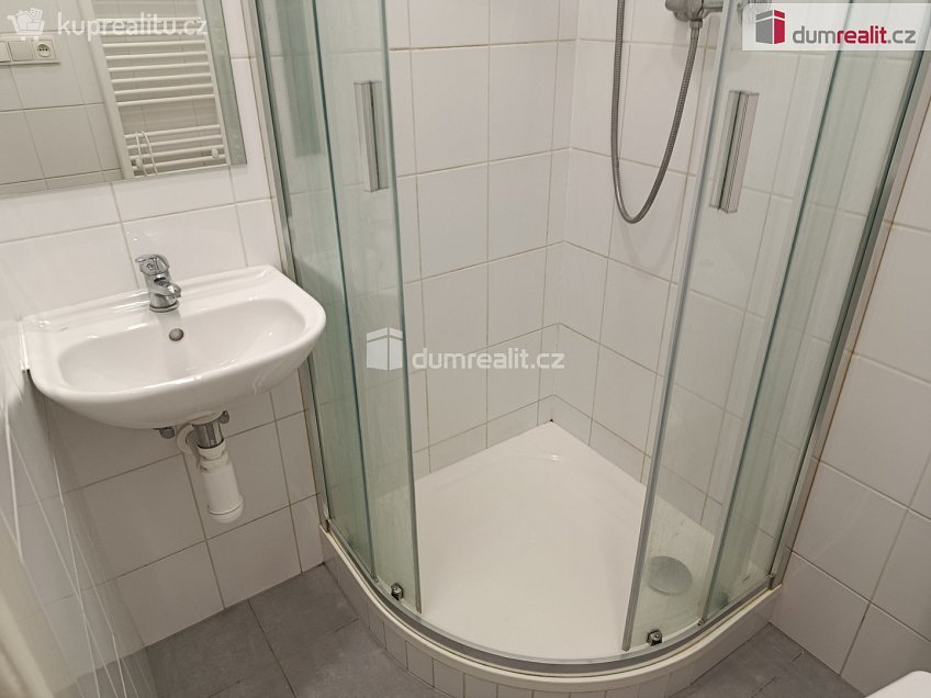 Pronájem bytu 1+kk 27 m^2 Na spojce, Praha 10 